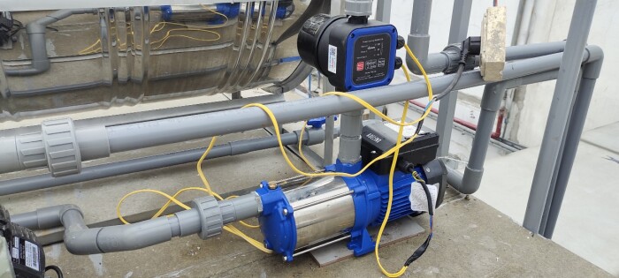 Lắp máy bơm tăng áp Adelino cho Bồn cầu ngồi xổm