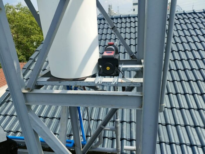 Thợ lắp đặt máy bơm tăng áp biến tần Shenneng 650W BH 2 năm