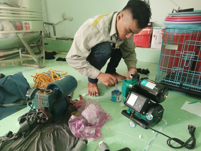 Thợ lắp đặt máy bơm tăng áp cho gia đình – Lắp đặt máy bơm nước